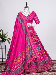 Robe indienne traditionnelle de qualité supérieure en soie imprimé et feuille Lehenga avec Blouse en soie et fabricant dupata de Surat - Product Image 5