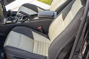 Diseño Usado en Buen Estado, Sin Reserva, Transmisión Manual de 6 Velocidades, Turbo de 5 Cilindros, Sin Modificar - Product Image 4