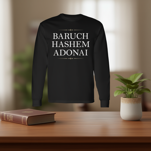 Camiseta promocional de manga larga con la bendición hebreo-cristiana Baruch Hashem Adonai - Product Image 3