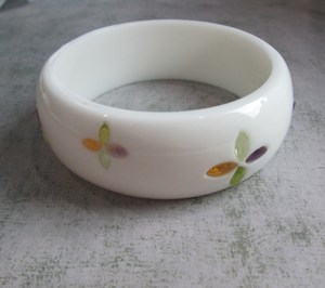 Pulsera de cerámica blanca vintage nueva moda al por mayor elegante brazalete de resina acrílica con diseño de Ángel brazalete ancho pulsera - Product Image 3