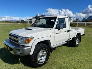 Toyota Land Cruiser Pickup 2022, SUV Usada, Volante a la Derecha, Techo Panorámico, Caja de Cambios Automática, Gasolina, Capacidad de Combustible 8L, Tapicería de Tela - Product Image 2