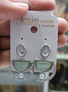 PENDIENTES DE GOTA DE CRISTAL Y CRISTAL CLARO A LA MODA CON CIERRE DE LEAVEBACK EN RODIO CONJUNTO DE PENDIENTES DE MODA PARA MUJER - Product Image 5