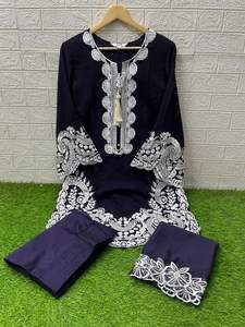 Costume pakistanais de créateur avec tunique élégante brodée Kurti associée à des manches brodées lourdes Farsi Salwar Organza Dupatta - Product Image 5