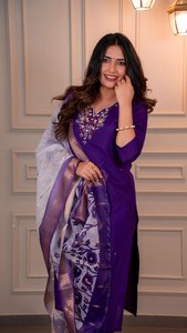 Lancement de la nouvelle collection de Kurtis et de pantalons de soirée modernes et festifs, avec dupatta, en soie romaine premium et imprimé numérique. - Product Image 6