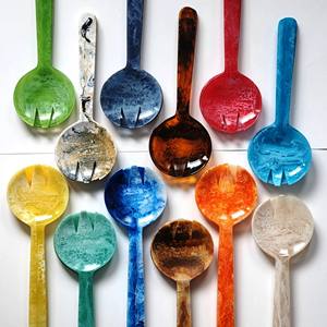 Ensemble de cuillères à salade en bois et résine multicolores à finition brillante, produit très vendu, fabriqué en Inde - Product Image 1