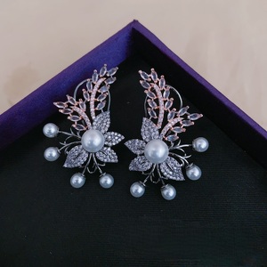 Belles boucles d'oreilles Zircon en laiton plaqué argent étincelles-bijoux cadeau tendance pour femmes et filles pour la fête - Product Image 2