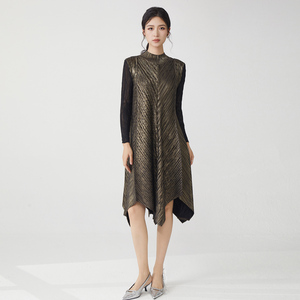 Vendita all'ingrosso di fabbrica: ricevi IT abiti da donna alla moda spediti rapidamente, abito casual elasticizzato con pieghe metalliche, abito irregolare Miyake - Product Image 5