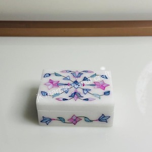 Joyero de mármol indio hecho a mano con diseño incrustado disponible en diferentes tamaños, formas y diseños para almacenamiento o regalos - Product Image 1