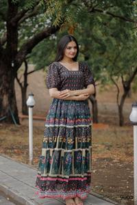 Magnifique robe indienne pakistanaise en pur tissu de soie Chanderi pour les fêtes et les occasions spéciales, style Bollywood, tenue décontractée, tenue traditionnelle - Product Image 4