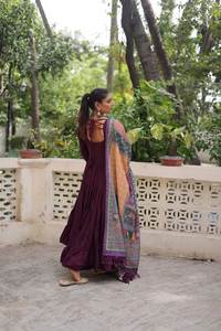 Nouvel ensemble de costume 3 pièces en coton pour fêtes et occasions spéciales, avec dupatta, style décontracté réversible et travail de dentelle miroir - Product Image 5