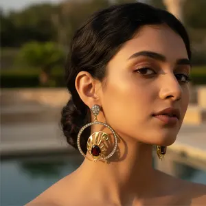 Pendientes de Filigrana con Baño de Oro y Granate para Mujer, Joyería Moderna con Diseño Floral para Bodas, Fiestas o Regalos - Product Image 1