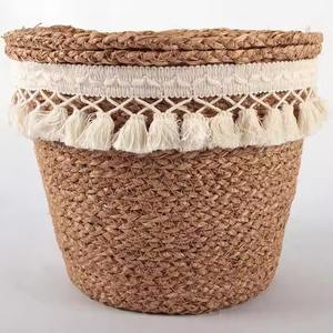 ตะกร้าสานงานฝีมือรักษ์โลก ทำจากหญ้าทะเลธรรมชาติและผักตบชวา ดีไซน์ยืดหยุ่น ผลิตในเวียดนาม เหมาะสำหรับใส่ผ้า - Product Image 3