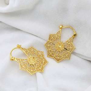 Boucles d'oreilles créoles florales en laiton filigrané Mandala, plaquées or 18 carats, vente en gros pour femmes - Product Image 3