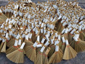 Balai en bois à long manche fabriqué au Vietnam avec pelle à poussière poils d'herbe douce pour la conception d'artisanat de nettoyage domestique - Product Image 6