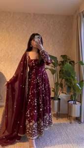 Traje Salwar de Tres Piezas de Alta Calidad, 100% Seda Fandy, Bordado Intenso, Mangas Largas, Estilo Elegante para Fiesta - Product Image 3