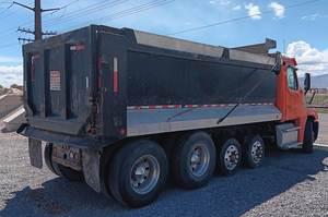 Camión Volquete Freightliner Cascadia de Cuatro Ejes, Listo para Usar, con Plataforma de 17', Camión Usado en Venta con Garantía - Product Image 3