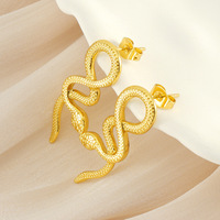 Vente en gros de boucles d'oreilles pour femmes en acier inoxydable plaqué or 18 carats boucles d'oreilles en forme de serpent torsadé imperméable à l'eau coulée bijoux fins
