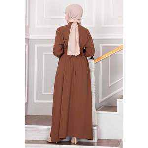 Vestido Hijab Plisado con Cuello Apedreado Marrón - Product Image 6