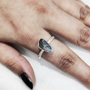 แหวนเงินแท้ 925 ประดับพลอยลาบราดอไรต์ดิบธรรมชาติ ดีไซน์เกลียวลวด สำหรับผู้หญิง เหมาะสำหรับงานปาร์ตี้และวันครบรอบ - Product Image 2