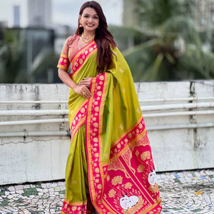 Sari Paithani de Seda Suave, el Más Vendido al por Mayor, con Motivos de Vaca Nandi, Pallu Tejido Enriquecido, Borde de Loto en Contraste, Sari para Bodas - Product Image 1