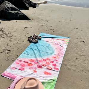 Serviette de plage de voyage de luxe personnalisée avec impression artistique, séchage rapide, motif tropical estival original et sac de piscine de luxe - Product Image 5
