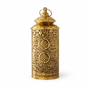 Farol Cilíndrico de Metal Dorado Elegante Especial para Ramadán con Intrincados Relieves, Brillo Suave de Vela, Ideal para Decoración Festiva del Hogar - Product Image 1