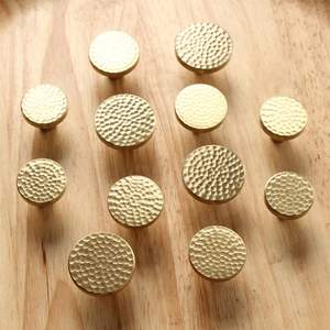 ลูกบิดทองเหลืองสำหรับตู้เสื้อผ้า ให้สัมผัสหรูหราสำหรับการปรับปรุงเฟอร์นิเจอร์ระดับพรีเมียมในบ้านที่มีสไตล์ - Product Image 5