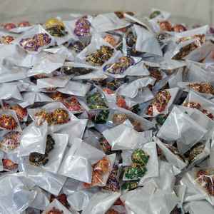 Boucles d'oreilles Jhumka Meenakari faites à la main en gros |   Bijoux de mariage rajasthani peints à la main pour le mehndi, le sangeet et les cadeaux de demoiselles d'honneur - Product Image 2