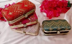 กระเป๋าคลัทช์โลหะปักลายของขวัญแต่งงานอินเดียของขวัญ haldi mehendi ของขวัญสำหรับเพื่อนเจ้าสาวของขวัญสำหรับเธอของขวัญสำหรับงานเทศกาล - Product Image 3