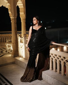 Sari VASTRA COTTAGE de Georgette Premium con Bordado de Lentejuelas Dobles y Elegante Borde de Encaje, Diseño Festivo para Fiestas - Product Image 4