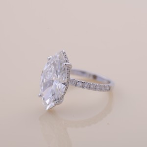 Bague de fiançailles et de mariage en diamant de laboratoire taille marquise certifié IGI avec halo caché et bande pavée en or blanc/rose et or jaune 14 carats - Product Image 2