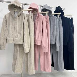 Survêtement durable pour femmes avec pantalon ajusté et sweat à capuche zippé pour les activités sportives et le confort quotidien - Product Image 4