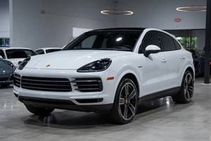 Porsche Cayenne E-Hybrid Coupé d'occasion 2023, blanc, 5 places, phares LED, toit ouvrant panoramique, intérieur en cuir, pneus R21 - Product Image 3