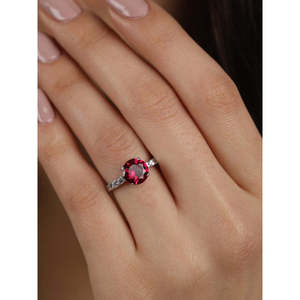 Bague pour femme CLARA en argent sterling 925 avec anneau ajustable, plaqué rhodium et zircone suisse certifiée GRS, couleur rouge sang - Product Image 4