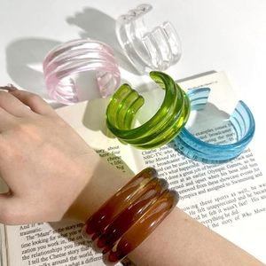 Bracelets en résine de qualité supérieure, nouveau design, anniversaire, ajustables, statement pour filles, accessoires en résine à vendre - Product Image 3