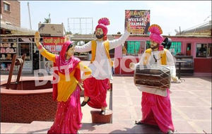 Punjabi Bhangra tema colorido fibra estatuas Punjabi tradicional estatua decorativa - Product Image 2