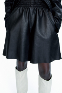 Vente en gros 100% short de haute qualité en faux cuir de couleur noire Sondage sur les shorts personnalisé ample ajusté style cargo en cuir pour femmes - Product Image 4