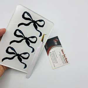 Tuile à cils en acrylique rose rouge avec logo personnalisé, impression durable, outil de beauté avec aimants pour pince à cils - Product Image 4