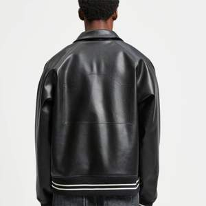 Blousons aviateur en cuir pour hommes Blouson aviateur en cuir végétal noir avec dos gaufré et fermeture éclair côtelée - Product Image 5