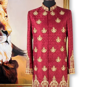 BORDADO EN EL NOVIO MAROON SHERWANI Y PANT CON ZAPATO A JUEGO CON CUENTAS DE CRISTAL EMBELLECIDAS, TRABAJO DE DABKA PARA BODA = 2024 - Product Image 1