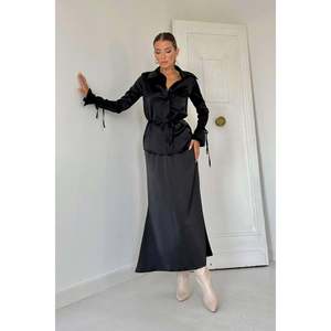 Ensemble en satin noir avec chemise et jupe à bordure noire, vente en gros - Product Image 3