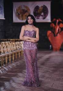 Robe de cocktail longue et respirante en maille poly pour dames élégantes Robe de soirée pleine longueur avec perles perlées et antistatique à l'avant - Product Image 5