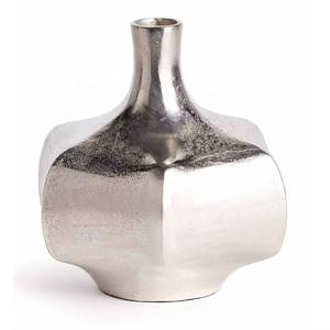 Hermoso jarrón plateado de aluminio de lujo, elegante centro de mesa hecho a mano para arreglos florales frescos y artificiales - Product Image 4