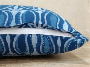 Funda de cojín rectangular de 35x55cm de algodón voile índigo 100% con estampado Kantha hecho a mano, estampado frontal y trasero, con cremallera en la parte posterior para el hogar. - Product Image 5