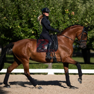 Tapis de selle pour cheval doublure intérieure souple Couche extérieure anglaise respirante de luxe Structure durable conçue pour l'équitation de longue durée - Product Image 3