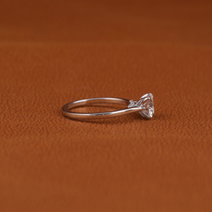 Anillo de compromiso de corte redondo chapado en oro sólido de 10KT estilo clásico de lujo con anillo de cumpleaños certificado IGI de diamante pequeño cultivado en laboratorio - Product Image 4
