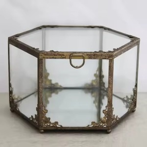 Joyero de latón y cristal con delicados grabados y estructura metálica para una solución premium de almacenamiento de joyas - Product Image 2