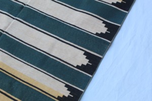 Tapis Dhurrie en coton multicolore de 4x6 pieds, fait main, technique tressée artisanale indienne, motif géométrique zigzag lavable pour la maison - Product Image 3