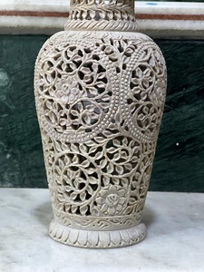 Vase décoratif en pierre savonneuse marbrée sculptée à la main, artisanat indien, décoration d'intérieur, cadeau unique pour occasions spéciales - Product Image 4