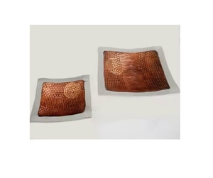 Ensemble de deux tailles différentes de plateau de service alimentaire en acier inoxydable plateau à chocolats avec poignées en bois en vrac - Product Image 1